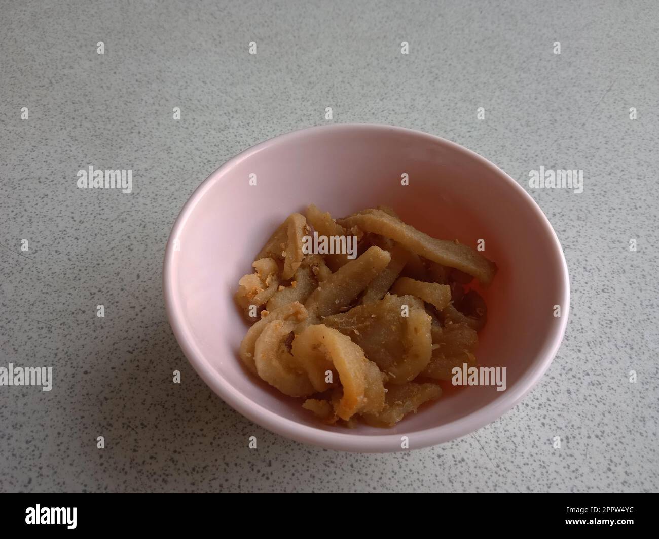 Schweinegrieben ist ein Gericht mit Nudeln Stockfoto