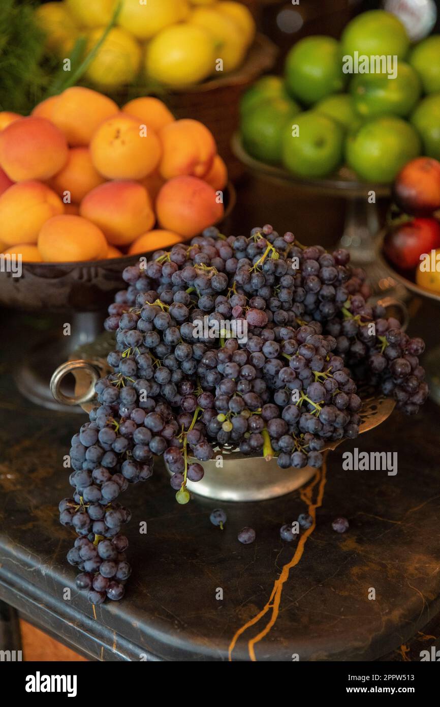 Stillleben frische Trauben, Nektarinen und Zitrusfrüchte in Schüsseln Stockfoto
