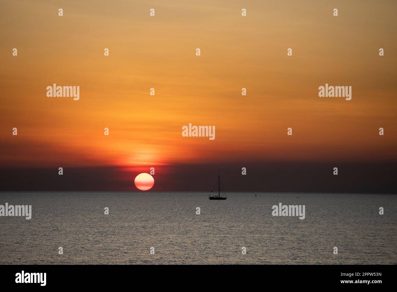 Wunderschöner, majestätischer Sonnenuntergang am Horizont über dem Meer Stockfoto