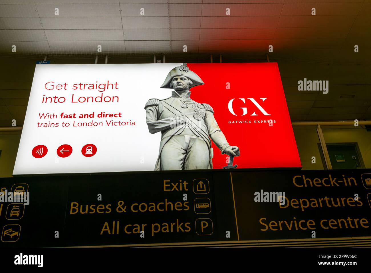 Elektronische Neonanzeige für Gatwick Express-Zugverbindungen, South Terminal, London Gatwick Airport, England, Großbritannien Stockfoto