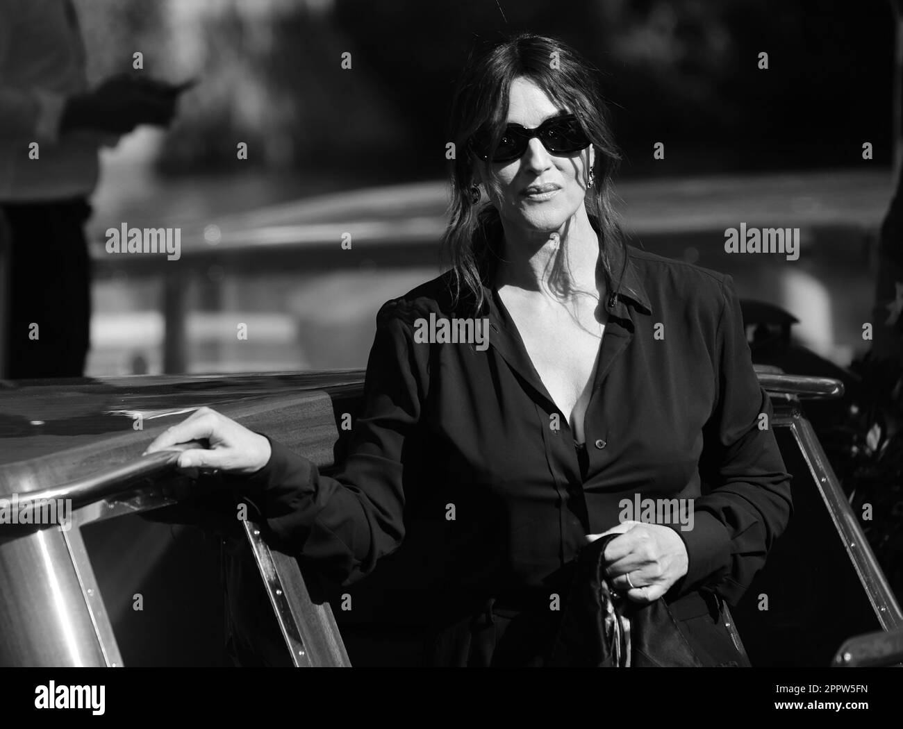 VENEDIG, ITALIEN - 09. SEPTEMBER: Monica Bellucci verlässt das Hotel Excelsior während des 79. Venedig Filmfestivals am 09. September 2022 in Venedig, Italien Stockfoto