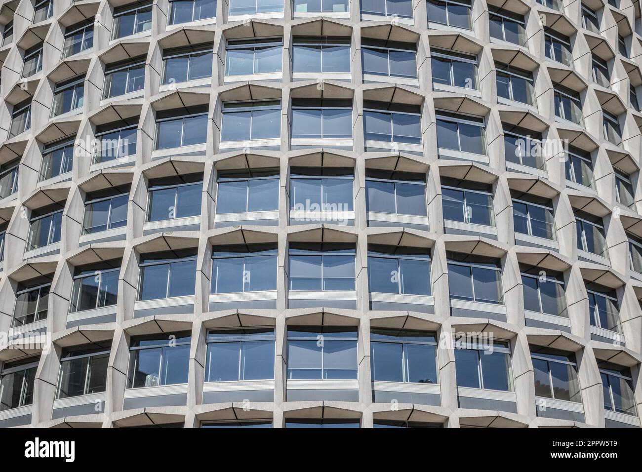 Wiederkehrendes Muster, ein zylindrisches Gebäude, eine Kemble Street, alias Space House, in London, Großbritannien Stockfoto