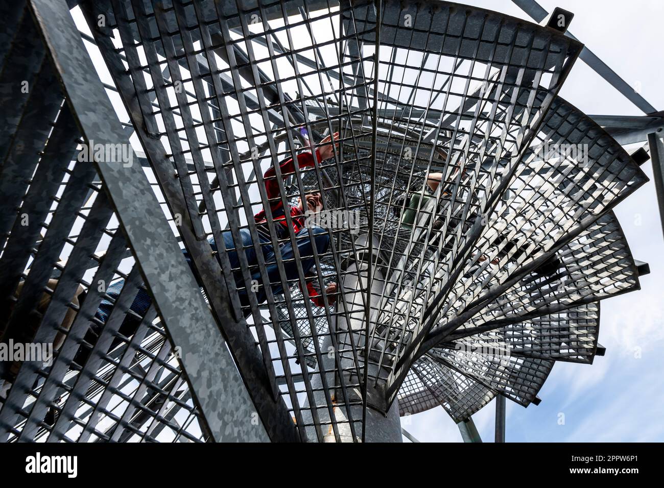 Janov, Tschechische Republik. 23. April 2023. Der Aussichtsturm Janov ist Teil der neu markierten Route Hrebenovka durch die böhmische Schweiz, 23. April 2023, Decin-Region. Kredit: Ondrej Hajek/CTK Photo/Alamy Live News Stockfoto