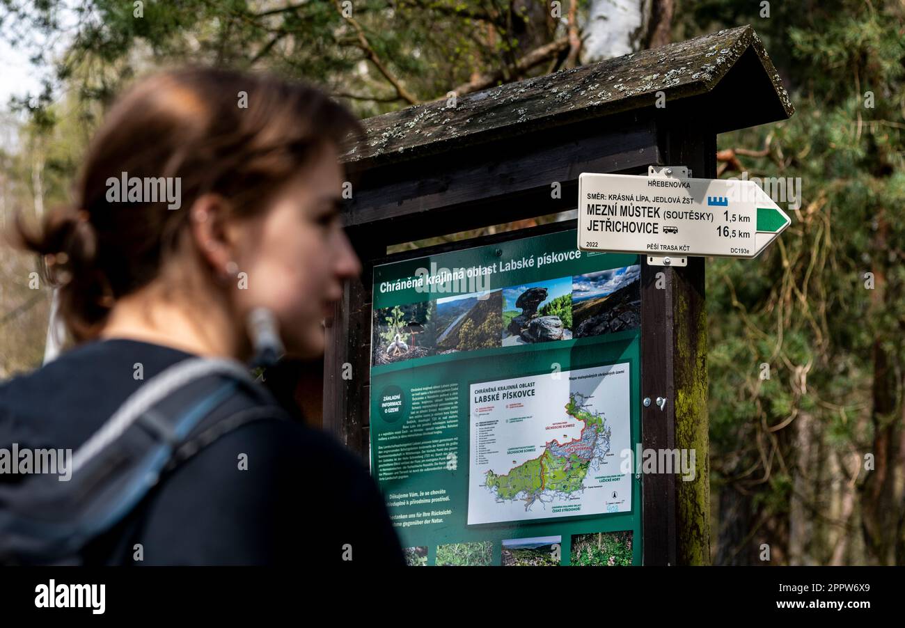 Janov, Tschechische Republik. 23. April 2023. Wegweiser für Touristen der neu markierten Route Hrebenovka durch die Böhmische Schweiz, 23. April 2023, Region Decin. Kredit: Ondrej Hajek/CTK Photo/Alamy Live News Stockfoto