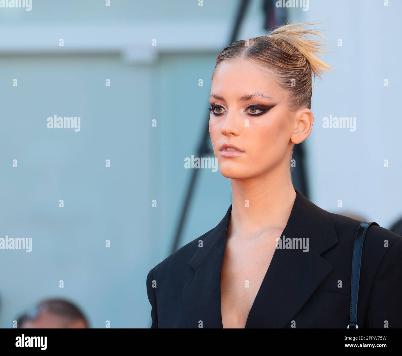 VENEDIG, ITALIEN - SEPTEMBER 09: Lola Güldenløve Corfixen von "Copenhagen Cowboy" besucht den roten Teppich "Chiara" beim Venedig Filmfestival 79. Stockfoto