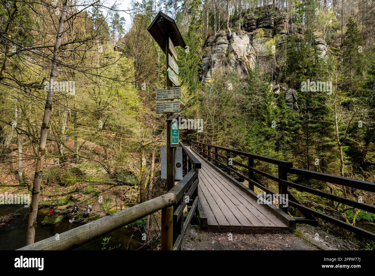 Hrensko, Tschechische Republik. 23. April 2023. Grenzbrücke in den Schluchten des Flusses Kamenice, der sich auf der neu markierten Route Hrebenovka durch die böhmische Schweiz befindet, 23. April 2023, Region Decin. Kredit: Ondrej Hajek/CTK Photo/Alamy Live News Stockfoto