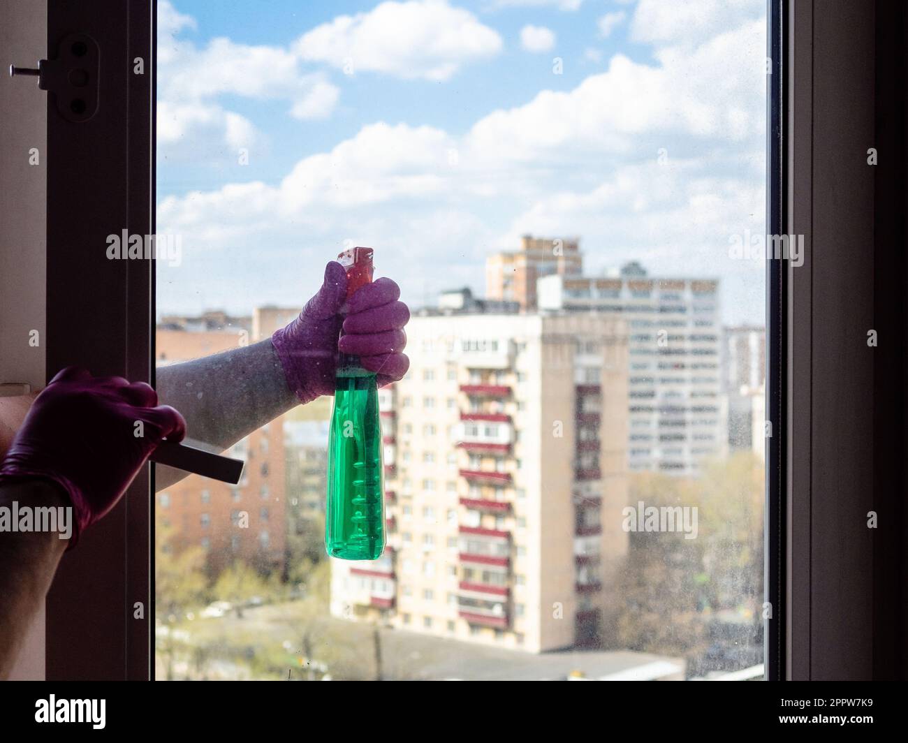 Waschfenster im Apartment im Hochhaus der Stadt am sonnigen Frühlingstag Stockfoto