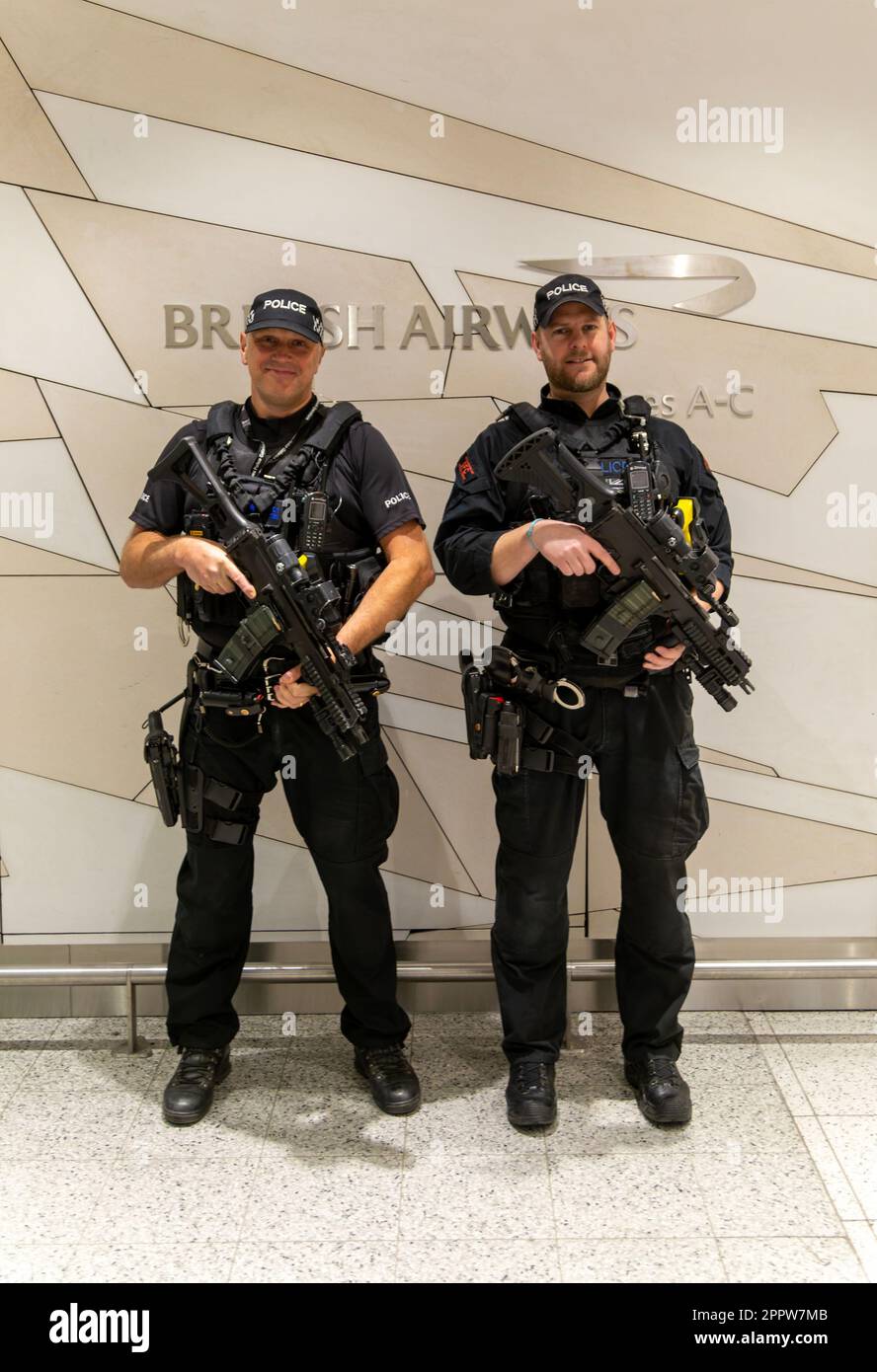 Zwei bewaffnete Polizisten im South Terminal, London Gatwick Airport, England, Großbritannien Stockfoto