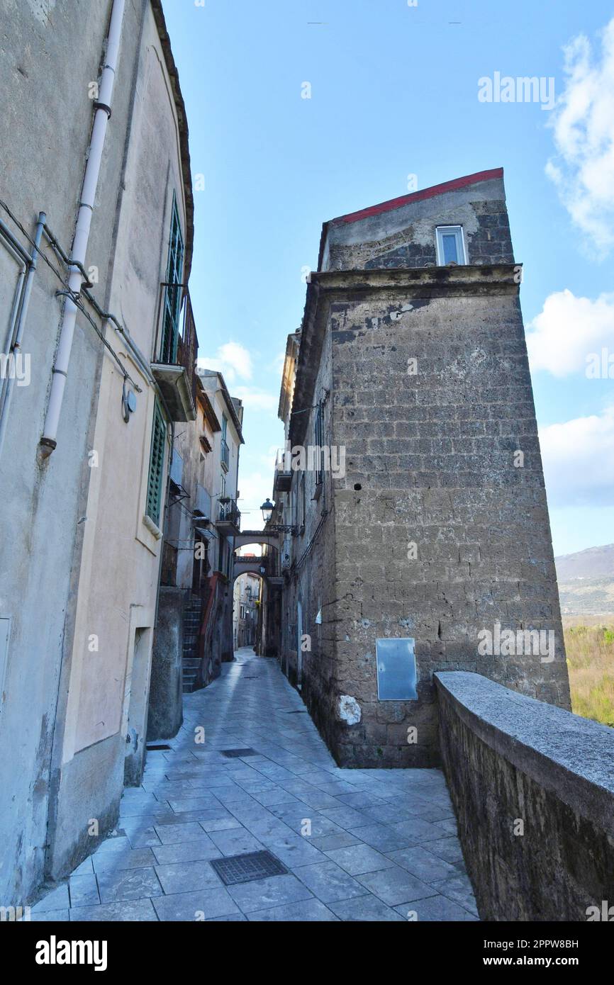 Eine enge Straße inmitten der alten Häuser von Sant'Agata de' Goti, einer kleinen Stadt der Provinz Benevento, Italien. Stockfoto