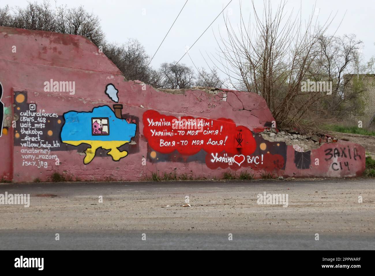 CHARKIV REGION, UKRAINE - 22. APRIL 2023 - Graffiti bedeckt die Mauer in Charkiv Region, Nordostukraine. Stockfoto