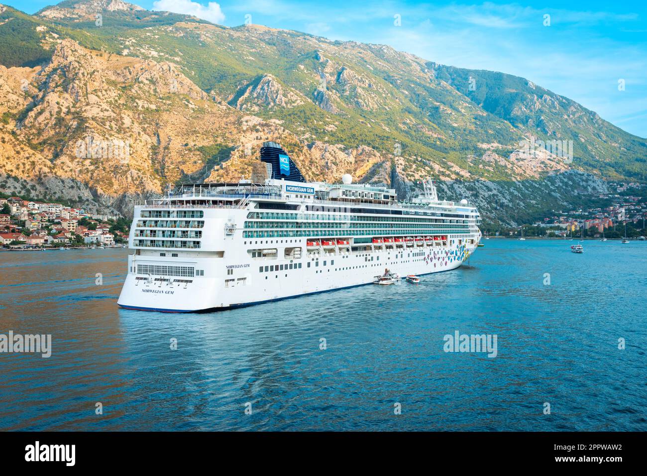 KOTOR, MONTENEGRO - 5. SEPTEMBER 2022: Kreuzfahrtschiff Norwegian Juwel of Norwegian Cruise Line, das von Kotor, Montenegro, abfährt. Stockfoto