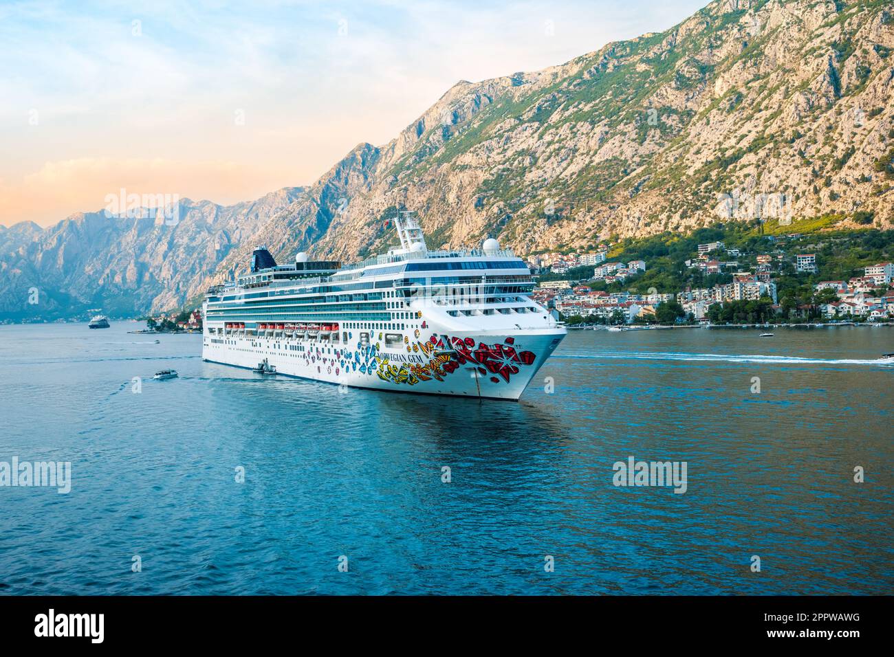 KOTOR, MONTENEGRO - 5. SEPTEMBER 2022: Kreuzfahrtschiff Norwegian Juwel of NCL Norwegian Cruise Line, das von Kotor, Montenegro, abfährt. Stockfoto