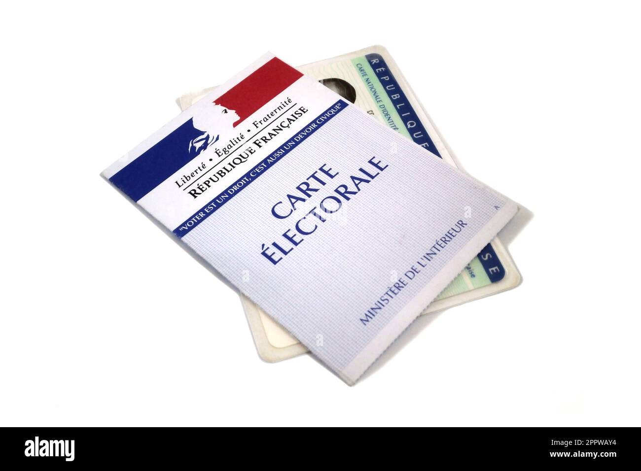 Paris, Frankreich - September 2016: Nahaufnahme eines auf weißem Hintergrund isolierten Wahlausweises und Personalausweises. Perfekt, um einen Artikel auf der Umpcomi zu illustrieren Stockfoto