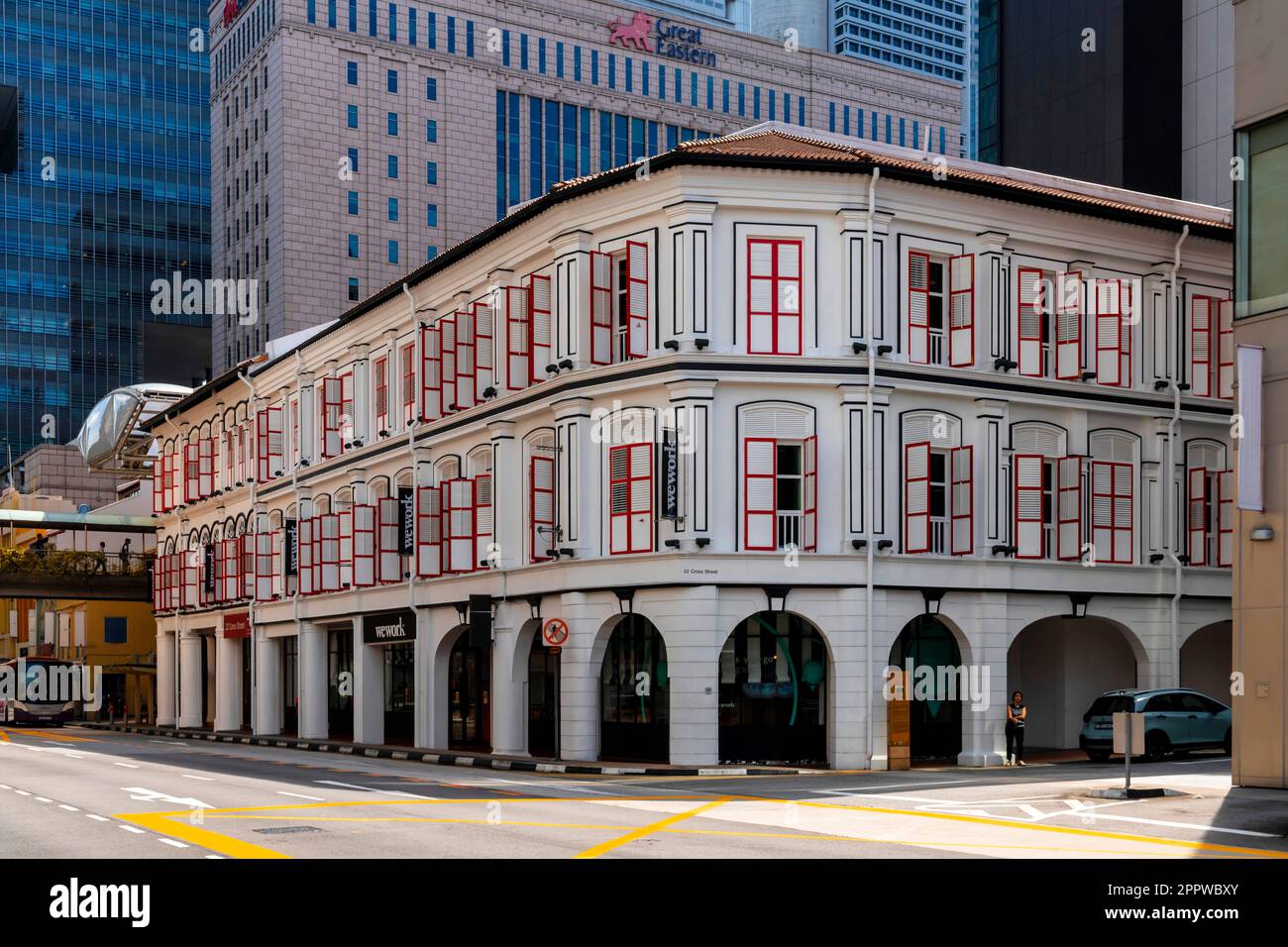 Traditionelle alte Kolonialarchitektur und moderne neue Gebäude bereichern sich gegenseitig. Singapur. Stockfoto