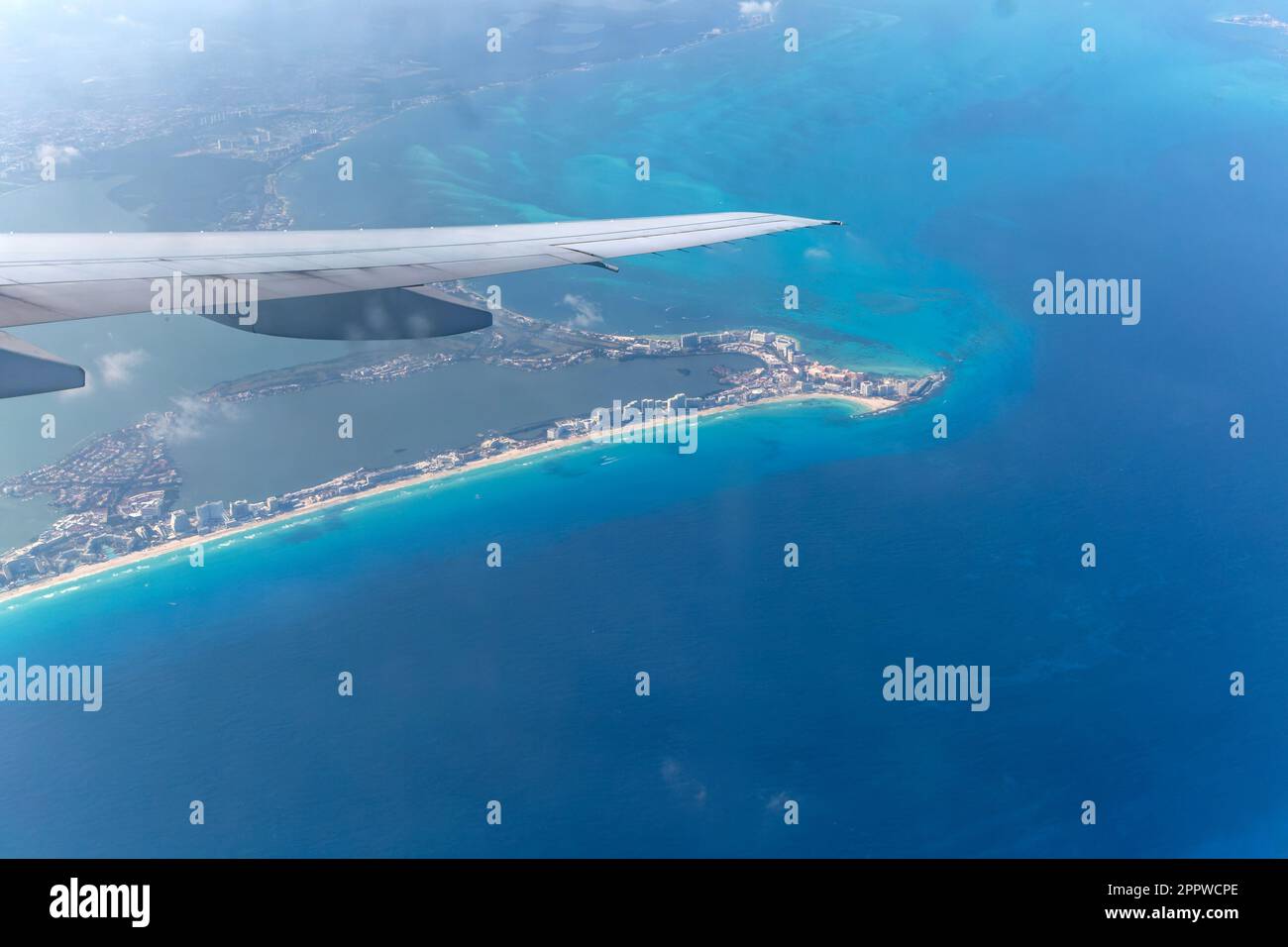 Aus der Vogelperspektive können Sie die Gebäude der karibischen Küste ...