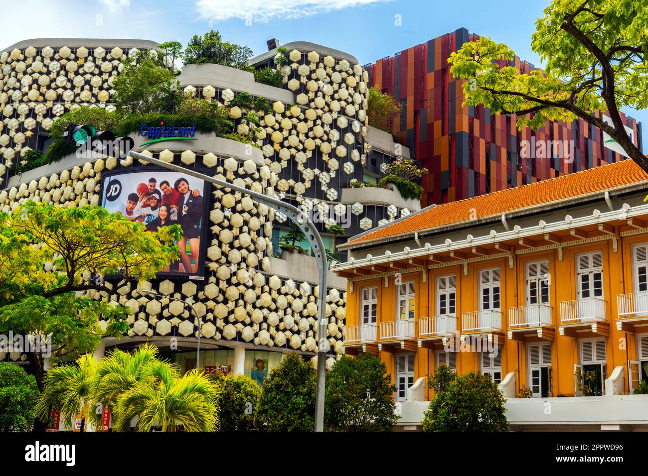 Traditionelle alte Kolonialarchitektur und moderne neue Gebäude bereichern sich gegenseitig. Singapur. Stockfoto