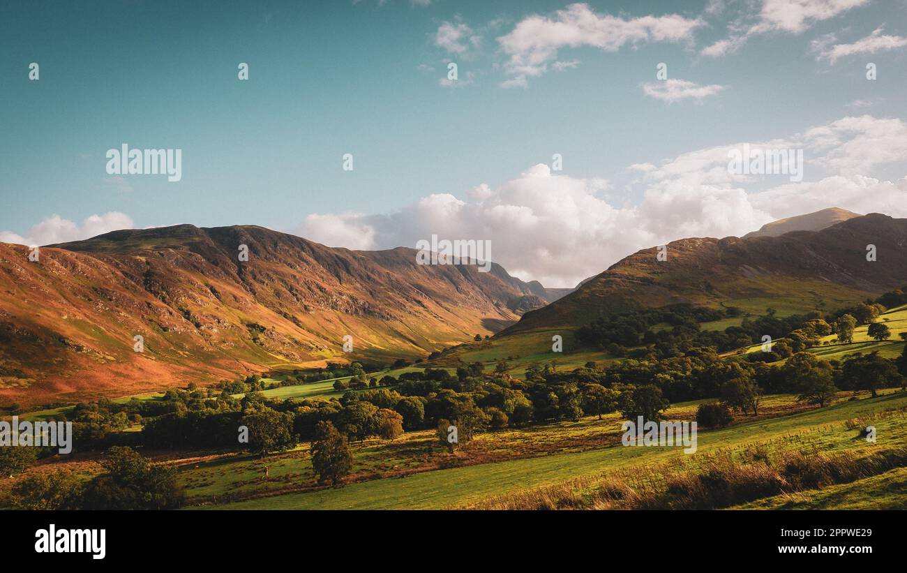 Blick auf das Tal bei Sonnenuntergang im Lake District im Herbst Stockfoto