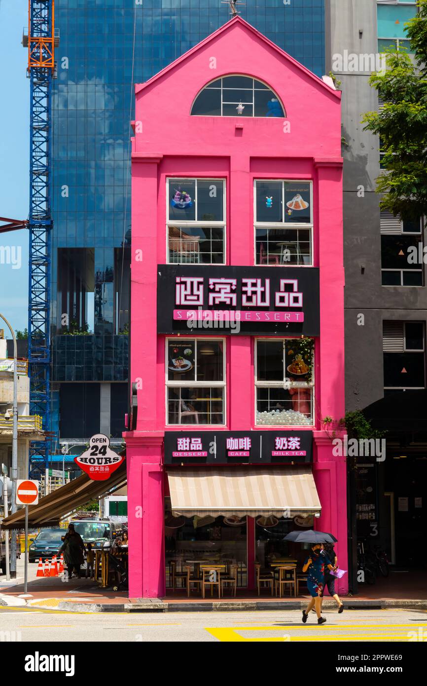 Traditionelle alte Kolonialarchitektur und moderne neue Gebäude bereichern sich gegenseitig. Singapur. Stockfoto