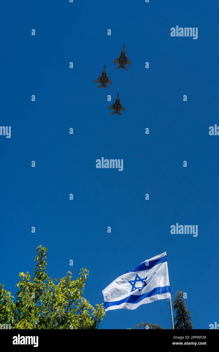 Jerusalem, Israel. 25. April 2023. Eine Vermisstenformation der IAF-F15-Kampfjets salutiert Israels 24.213 gefallene Soldaten und Opfer von Terroranschlägen nach einer zweiminütigen landesweiten Sirene am Memorial Day, Jom Hazikaron. Kredit: Nir Alon/Alamy Live News Stockfoto