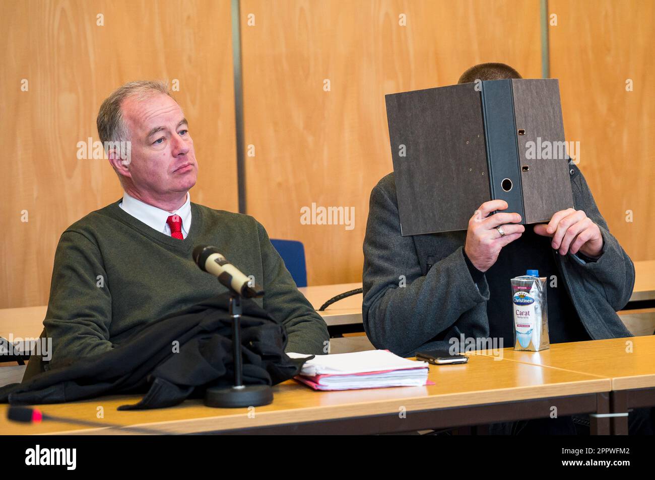 Coburg, Deutschland. 25. April 2023. Rechtsanwalt Albrecht Freiherr von Imhoff (l) und der