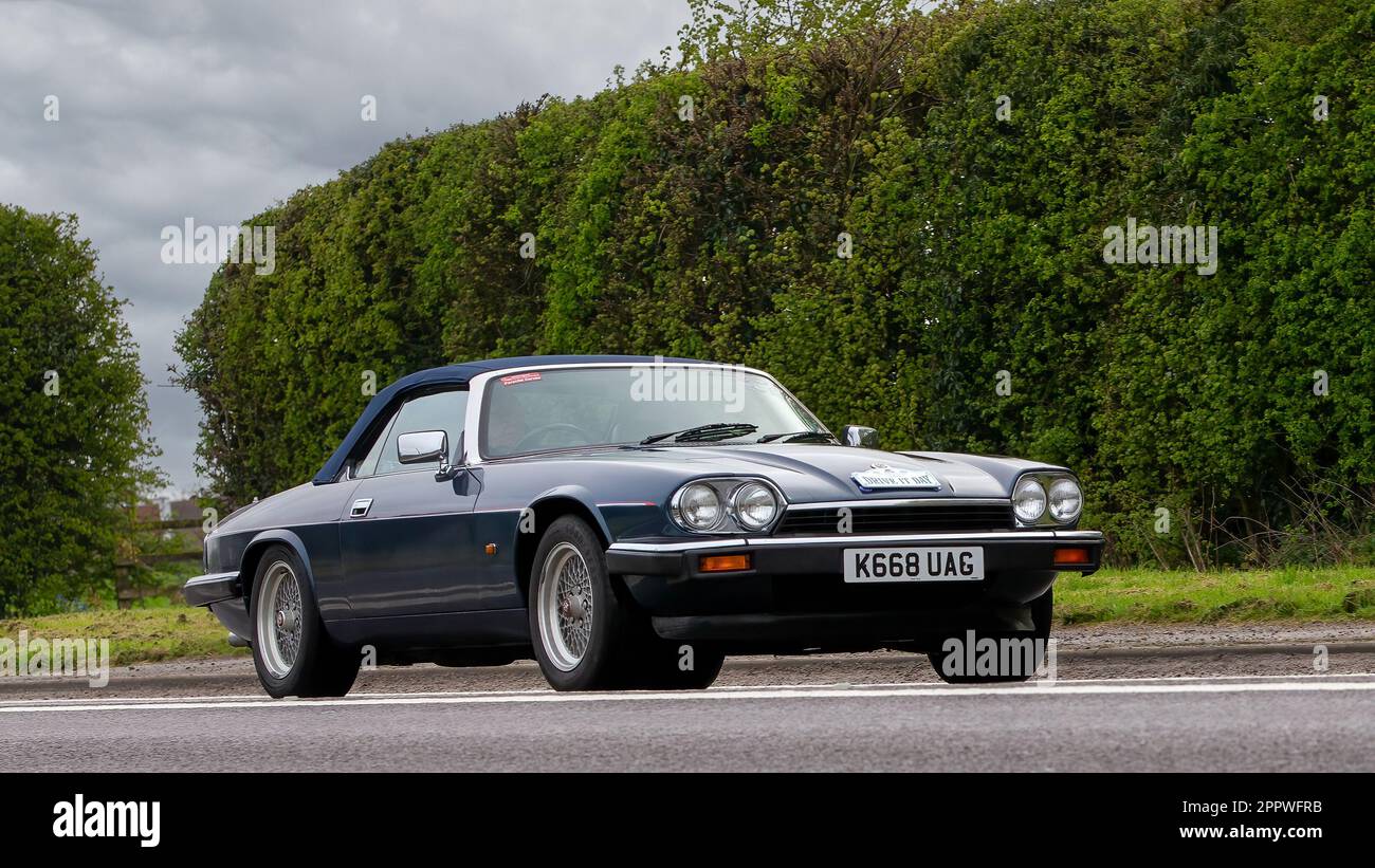 Bicester, Oxon, Großbritannien - April 23. 2023. 1992 JAGUAR XJS auf einer englischen Landstraße Stockfoto