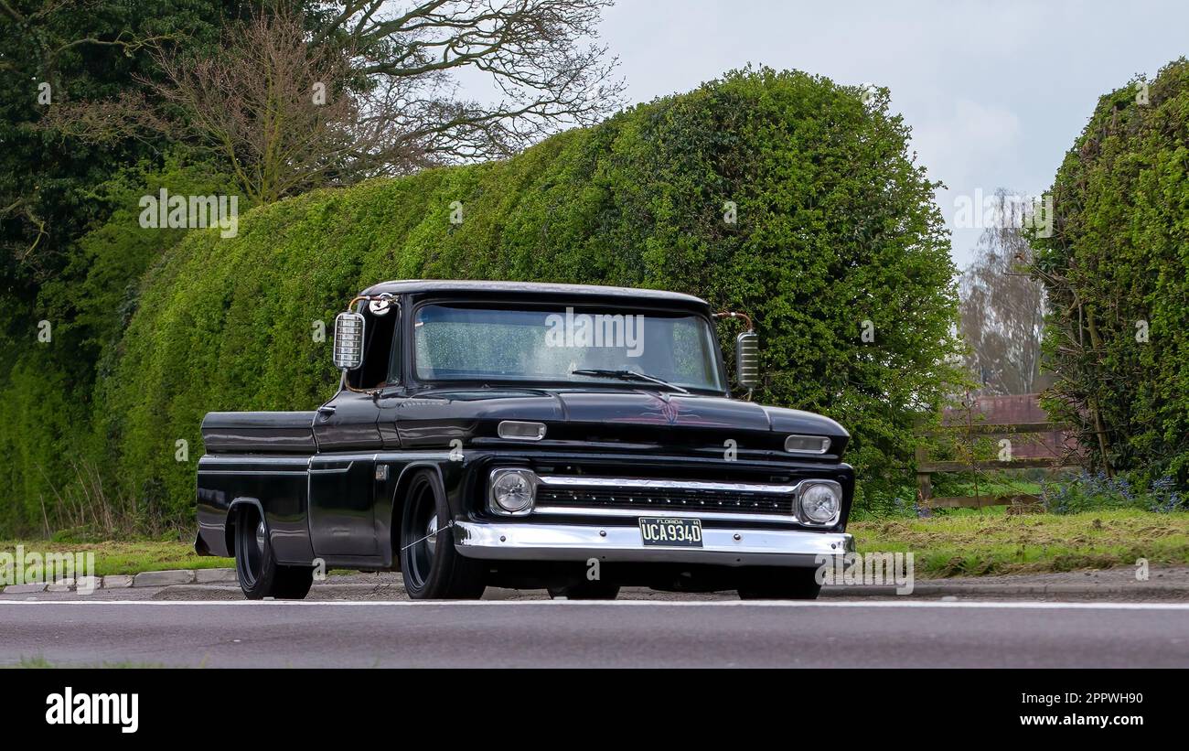 Bicester, Oxon, Großbritannien - April 23. 2023. 1966 CHEVROLET GMC Pick-up-Truck, der auf einer englischen Landstraße fährt Stockfoto
