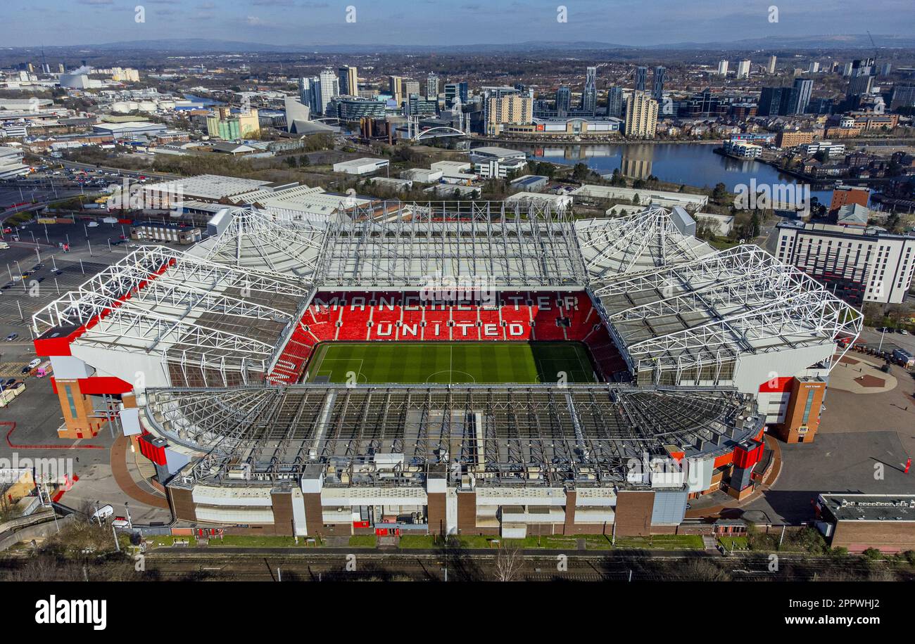 Dateifoto vom 27-03-2023, aus der Vogelperspektive des Old Trafford Stadions, Heimat des Manchester United Football Clubs. Der finnische Geschäftsmann Thomas Zilliacus hat bestätigt, dass sein zweites Angebot für den Kauf von Manchester United weiterhin auf dem Tisch liegt. Zilliacus sagte Anfang des Monats, dass er nicht an einer dritten Bieterrunde für das Old Trafford Outfit teilnehmen würde, aber dass sein zweites Angebot noch gültig wäre. Ausgabedatum: Dienstag, 25. April 2023. Stockfoto