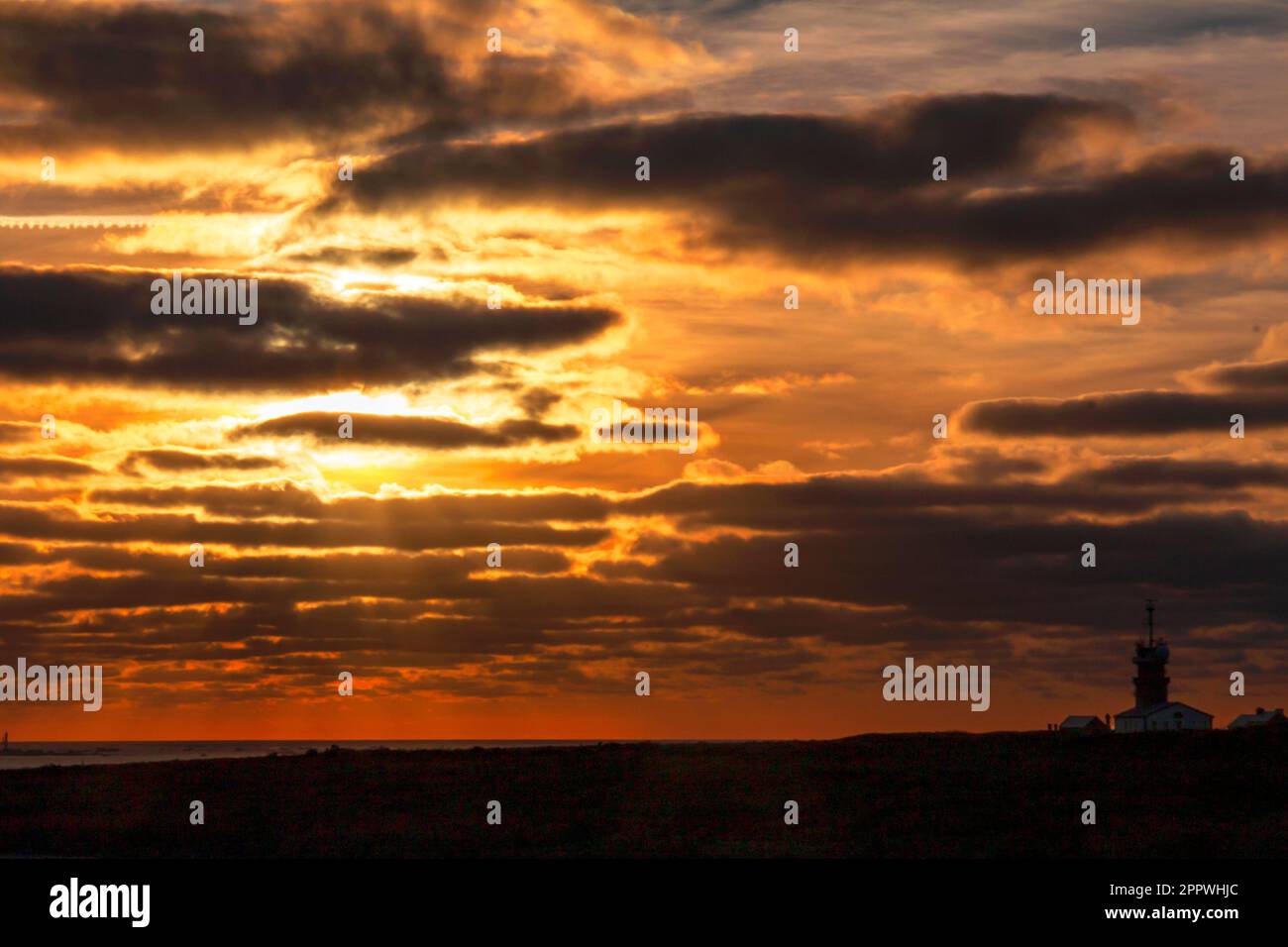 Die Pointe du Raz. Sonnenuntergang auf dem Leuchtturm von Vieille. Stockfoto