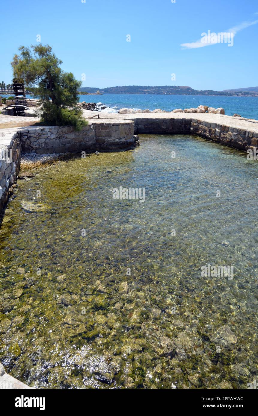 Griechenland, Ionisches Meer, Kefalonia Island Argostoli Stadt (Seewassermühle, Leuchtturm, Nikos Kavvadias Statue) und Kloster Stockfoto