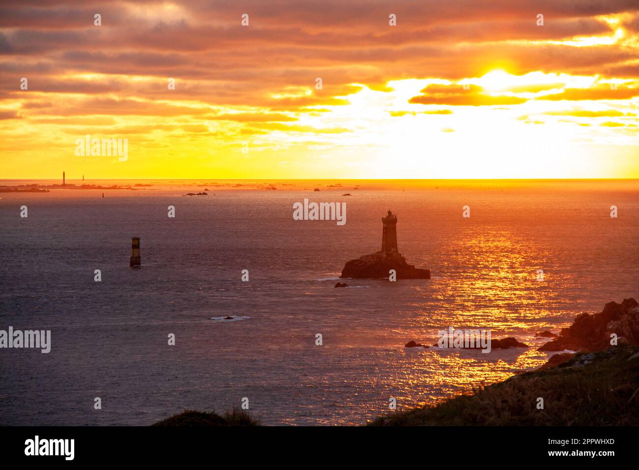 Die Pointe du Raz. Sonnenuntergang auf dem Leuchtturm von Vieille. Stockfoto