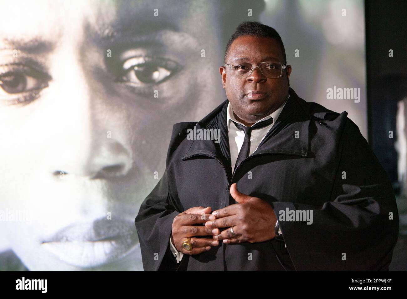 London, Großbritannien. 25. April 2023. Der Künstler und Filmemacher Sir Isaac Julien eröffnet seine Ausstellung „What Freedom is to me“ im Tate Britain. Der SThis ist wieder einmal die europäische Premiere seiner Arbeit. (Statuen Sterben Nie)', 2022. Kredit: Anna Watson/Alamy Live News Stockfoto