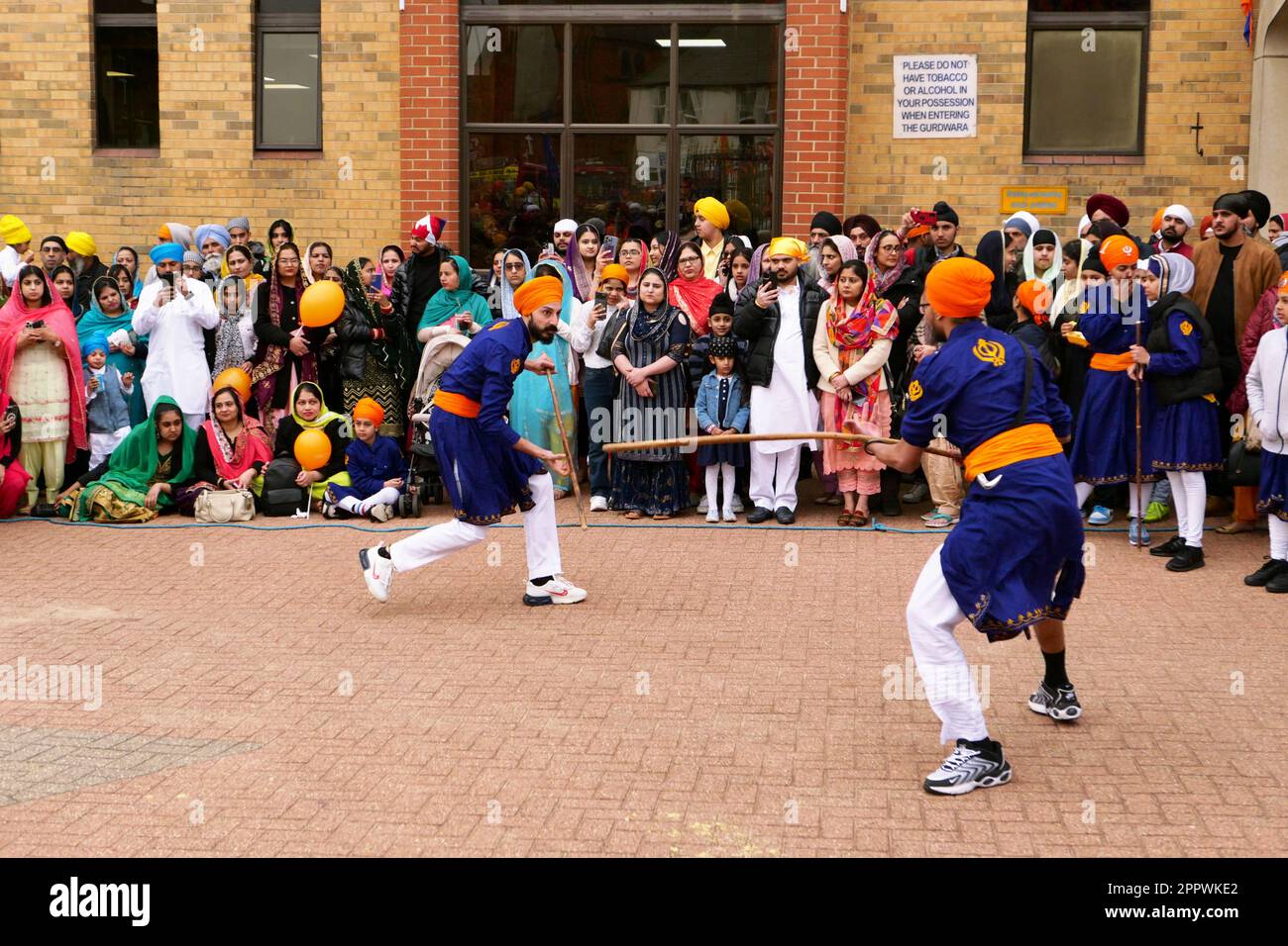 Derby Vaisakhi Nagar Kirtan 2023 - Kampfkunst von Sikh-Kindern vor dem Arjun Dev Gurdwara in der Stanhope Street. Stockfoto