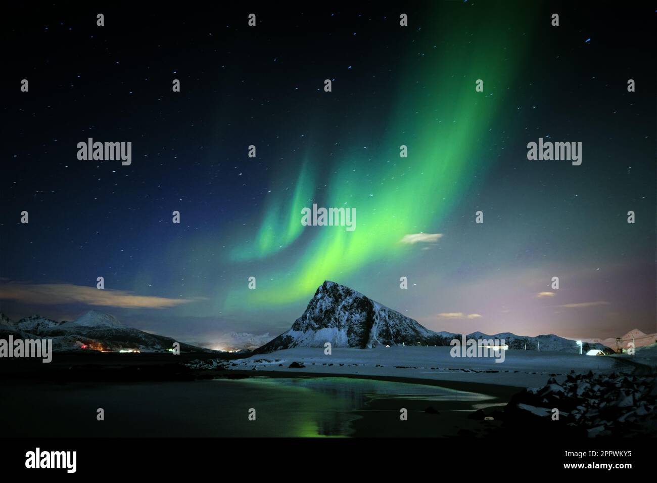 Nordlichter über dem Berg Offersoykammen, Vestvagoya, Lofoten, Nordland, Norwegen Stockfoto