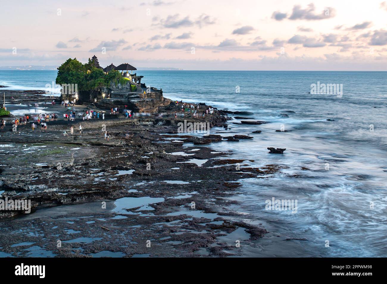 Bali, Indonesien - 23. April 2023: Menschen versammelten sich um den Tanah Lot Tempel in Bali, Indonesien. Stockfoto