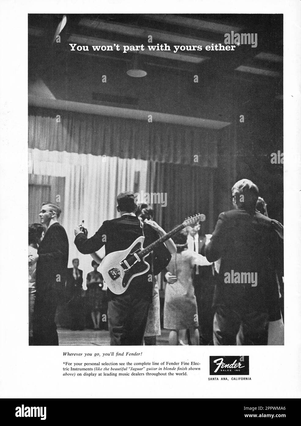 Eine clevere Fender-Gitarrenwerbung Mitte der 60er Jahre, in der behauptet wird, dass Sie sich nicht von Ihrer trennen werden. Da sieht man einen Kerl, der seine trägt, während er tanzt. Stockfoto