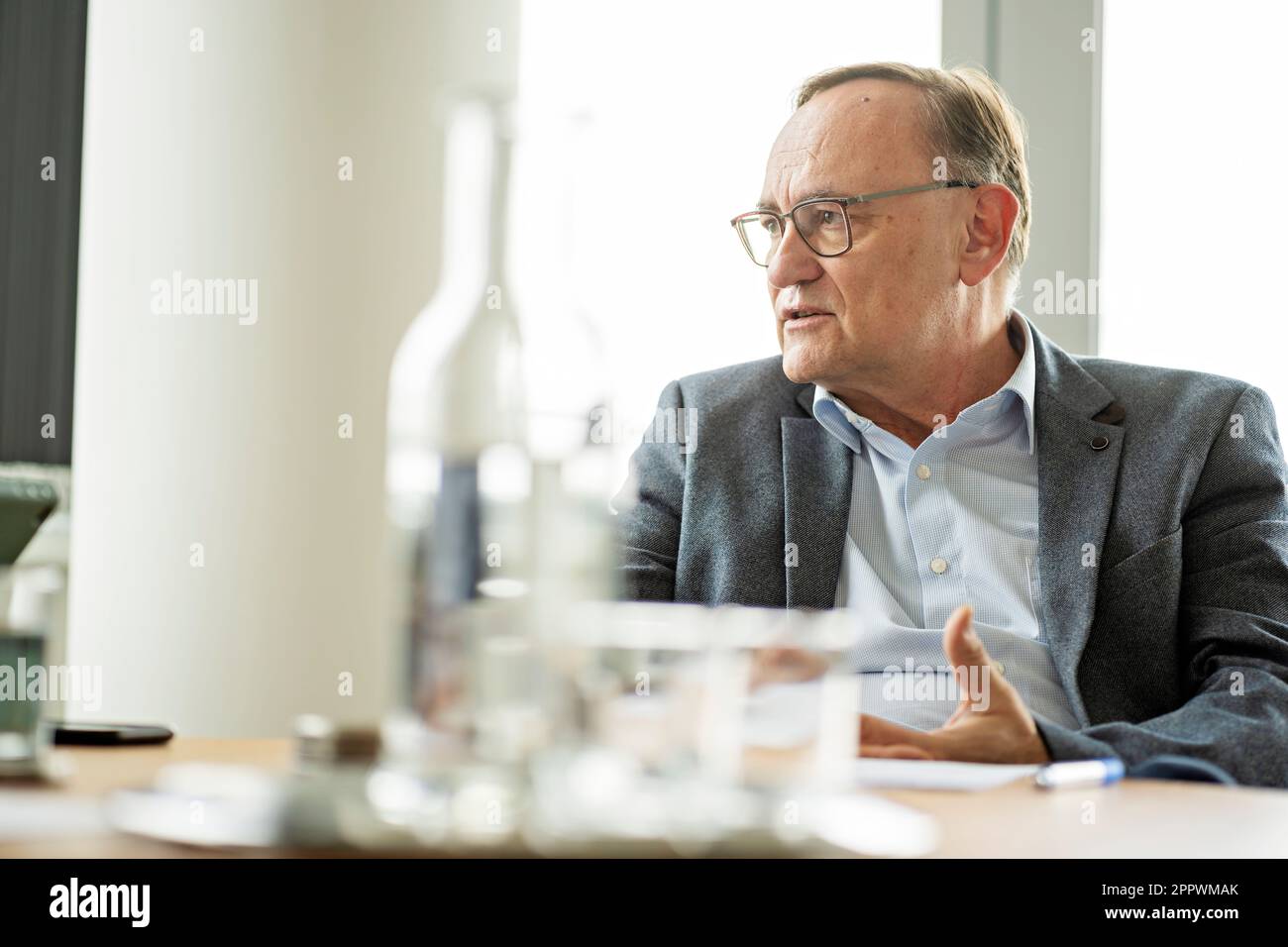 Eduard Palisek, Country CEO bei Siemens Czech Republic, spricht mit Journalist in Prag, Tschechische Republik, 13. März 2023. (CTK Photo/Martin Sterba) Stockfoto