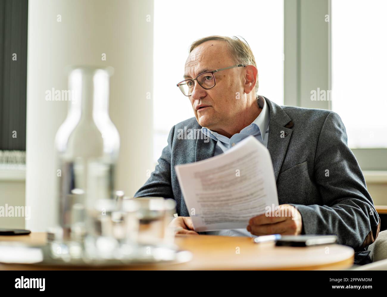 Eduard Palisek, Country CEO bei Siemens Czech Republic, spricht mit Journalist in Prag, Tschechische Republik, 13. März 2023. (CTK Photo/Martin Sterba) Stockfoto