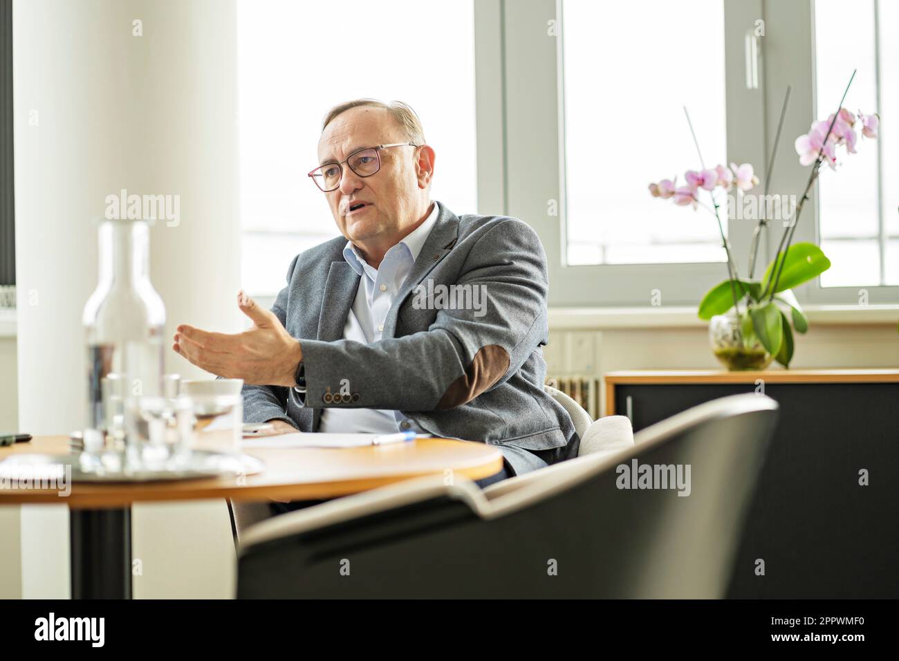 Eduard Palisek, Country CEO bei Siemens Czech Republic, spricht mit Journalist in Prag, Tschechische Republik, 13. März 2023. (CTK Photo/Martin Sterba) Stockfoto