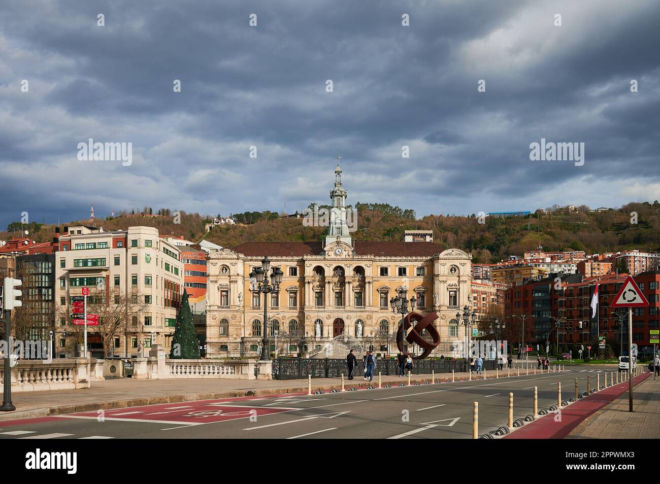 Blick auf den Stadtrat von Bilbao und die berühmte Skulptur „Variante Ovoide“ von Jorge Oteiza, Bilbao, Biskaya, Baskenland, Euskadi, Euskal Stockfoto