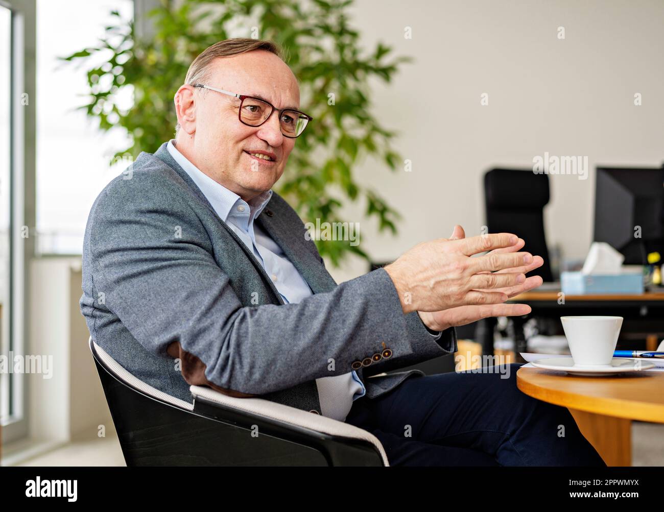 Eduard Palisek, Country CEO bei Siemens Czech Republic, spricht mit Journalist in Prag, Tschechische Republik, 13. März 2023. (CTK Photo/Martin Sterba) Stockfoto