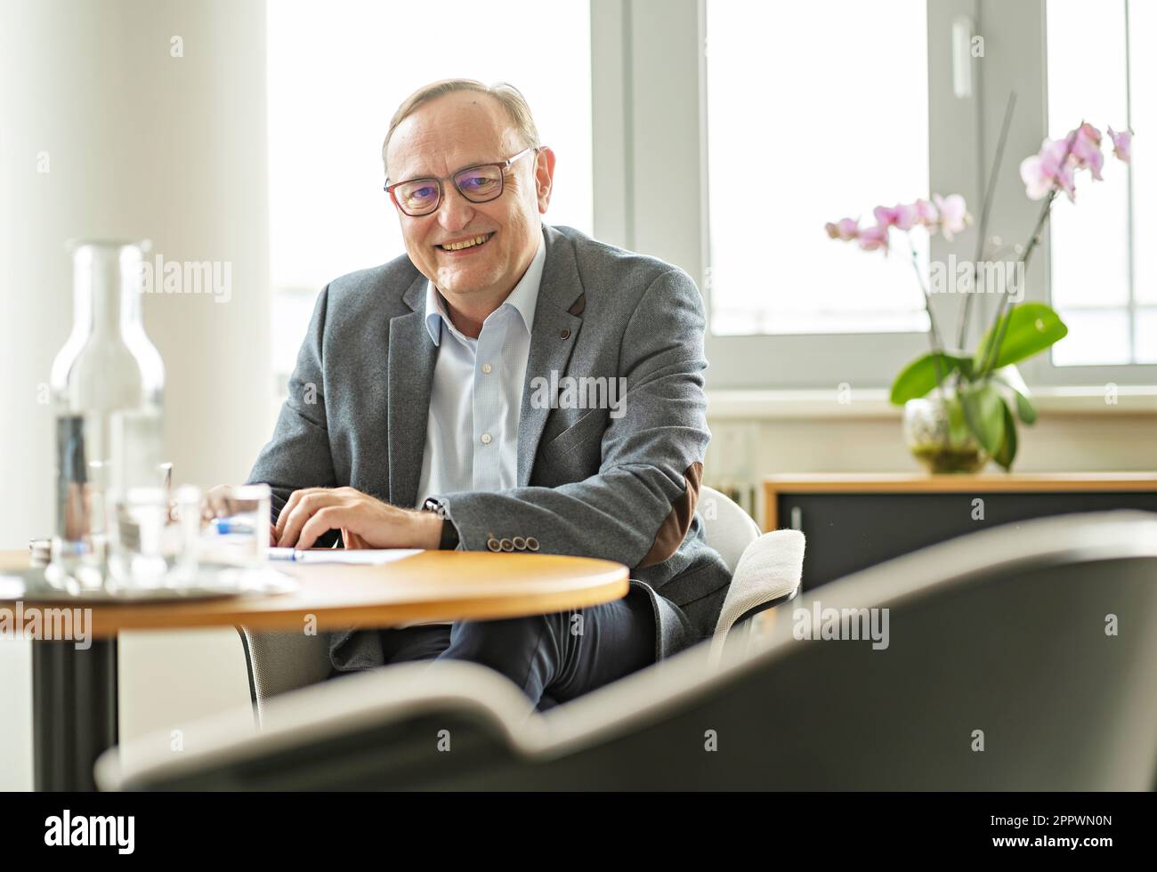 Eduard Palisek, Country CEO bei Siemens Czech Republic, spricht mit Journalist in Prag, Tschechische Republik, 13. März 2023. (CTK Photo/Martin Sterba) Stockfoto