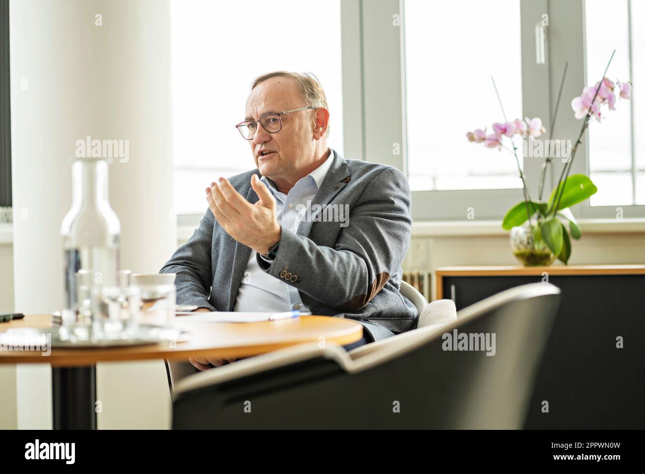 Eduard Palisek, Country CEO bei Siemens Czech Republic, spricht mit Journalist in Prag, Tschechische Republik, 13. März 2023. (CTK Photo/Martin Sterba) Stockfoto