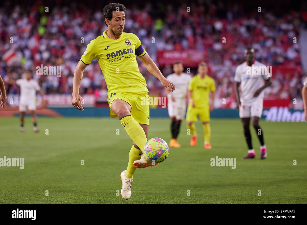 Sevilla, Spanien. 23., 2023. April. Dani Parejo (10) aus Villarreal, gesehen während des Spiels LaLiga Santander zwischen Sevilla FC und Villarreal im Estadio Ramon Sanchez Pizjuan in Sevilla. (Foto: Gonzales Photo - Jesus Ruiz Medina). Stockfoto