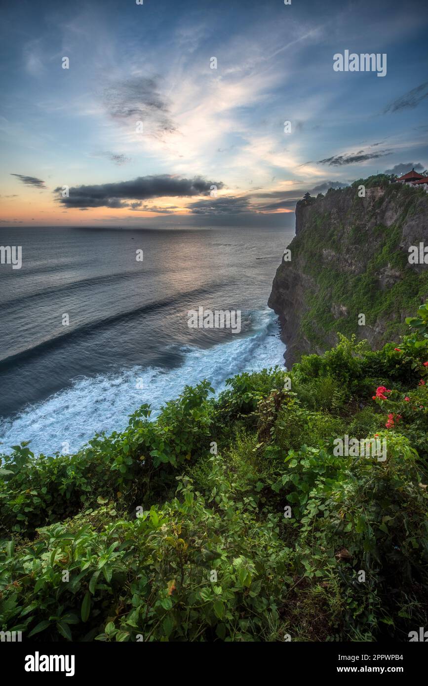 Küstenlandschaft bei Sonnenuntergang, Uluwatu, Bali, Indonesien Stockfoto