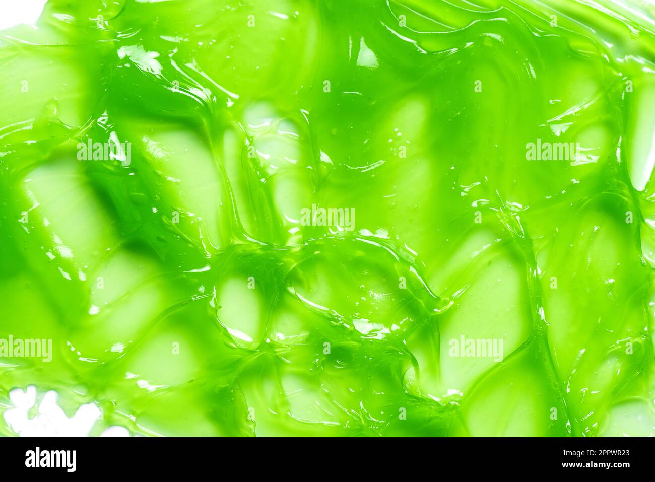 Grüner Gel-Schleim, kosmetisches Produkt als Hintergrund, Hautpflegemaske oder Peeling-Gel-Textur. Stockfoto