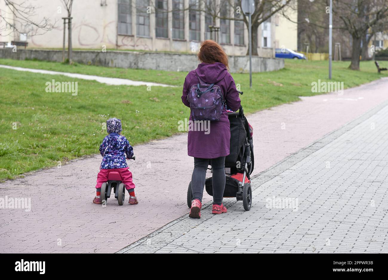 Mutter mit Kinderwagen und kleinem Kinderwagen Kickback-Roller in Karvina,  Tschechische Republik, 1. April 2023. (CTK Photo/Drahoslav Ramik  Stockfotografie - Alamy