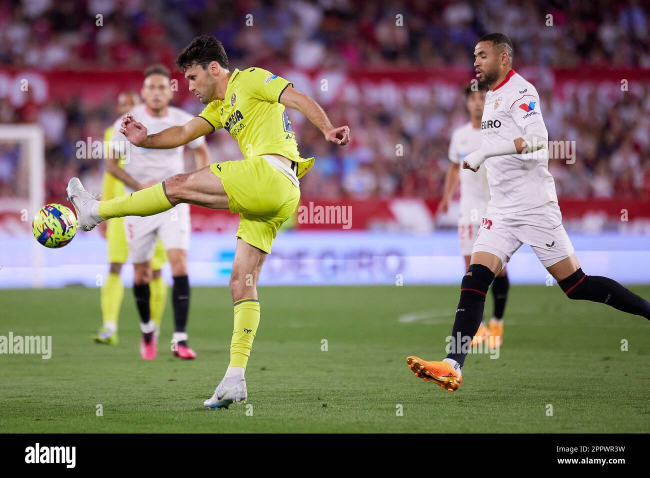 Sevilla, Spanien. 23., 2023. April. Alfonso Pedraza (24) aus Villarreal, gesehen während des Spiels LaLiga Santander zwischen dem FC Sevilla und Villarreal im Estadio Ramon Sanchez Pizjuan in Sevilla. (Foto: Gonzales Photo - Jesus Ruiz Medina). Stockfoto