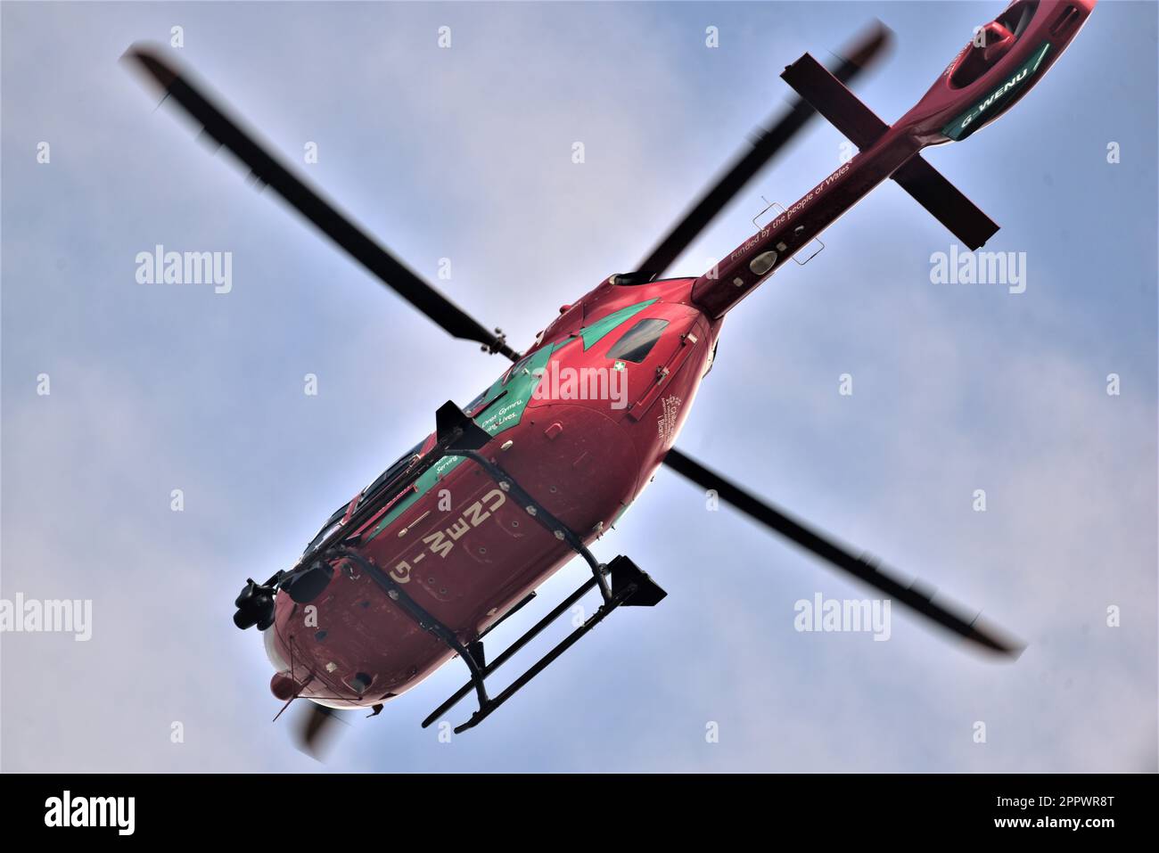 Airbus H145 Flugzeug ein welsh Air Ambulance Helicopter abgebildet während des Fluges, in Dafen bei Llanelli, Carmarthenshire, Rufzeichen Helimed 57. Stockfoto