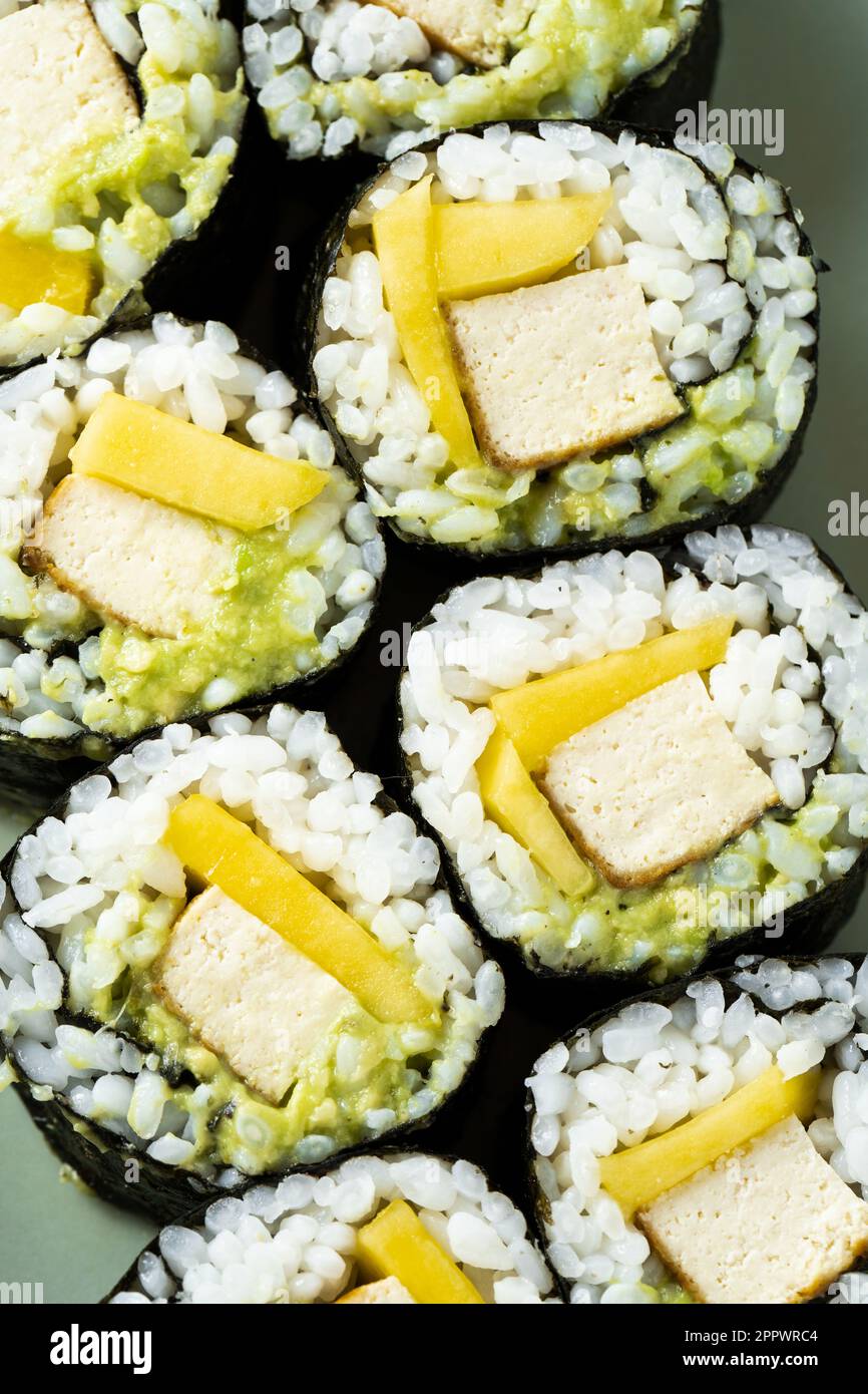 Veganes Sushi mit Tofu, Avocado und Mango. Gesundes Essen Stockfoto