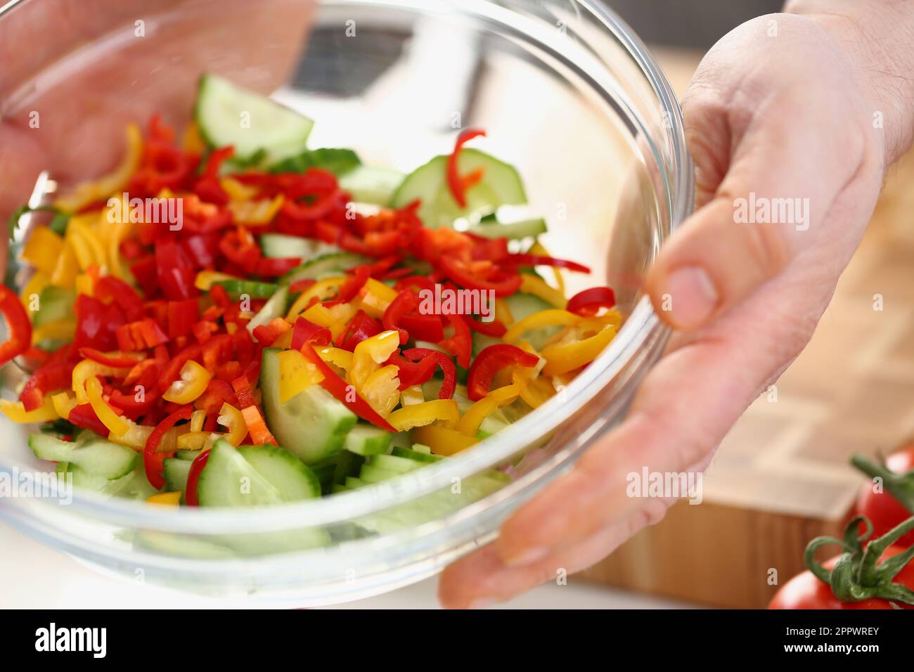 Buntes Gemüse in Glassalatschüssel, Nahaufnahme Stockfoto